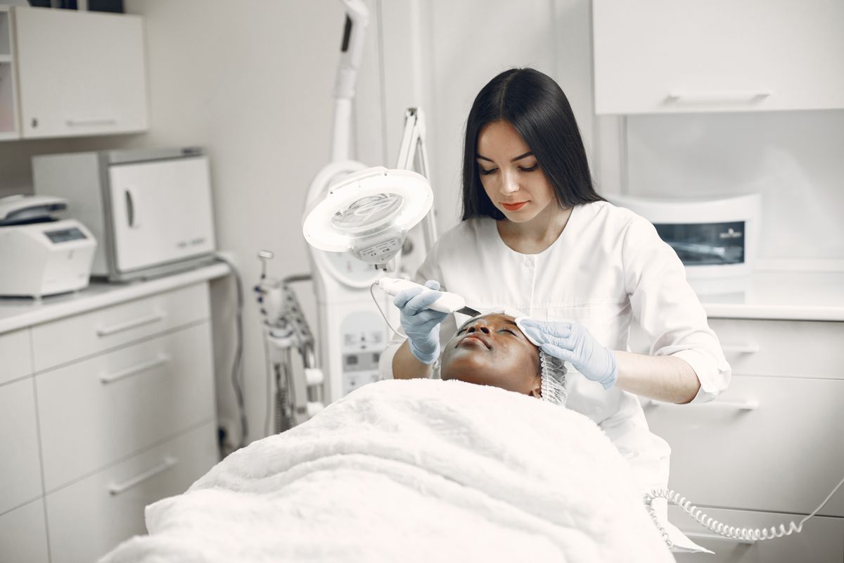 Black woman enjoying luxury beauty therapy treatment